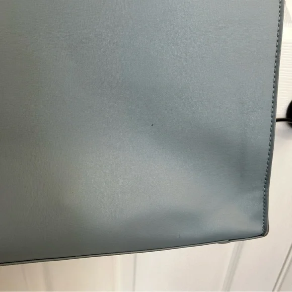 Chic Blue Two-Tone Tote Bag - Picture 14 of 16